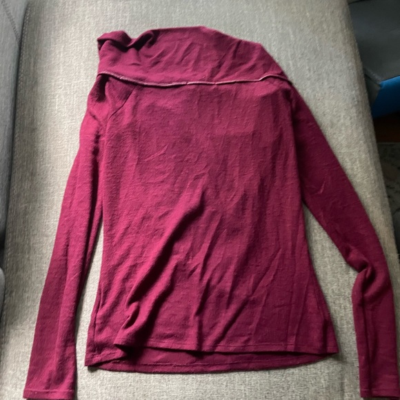 Super cute cowl neck! - Picture 3 of 7